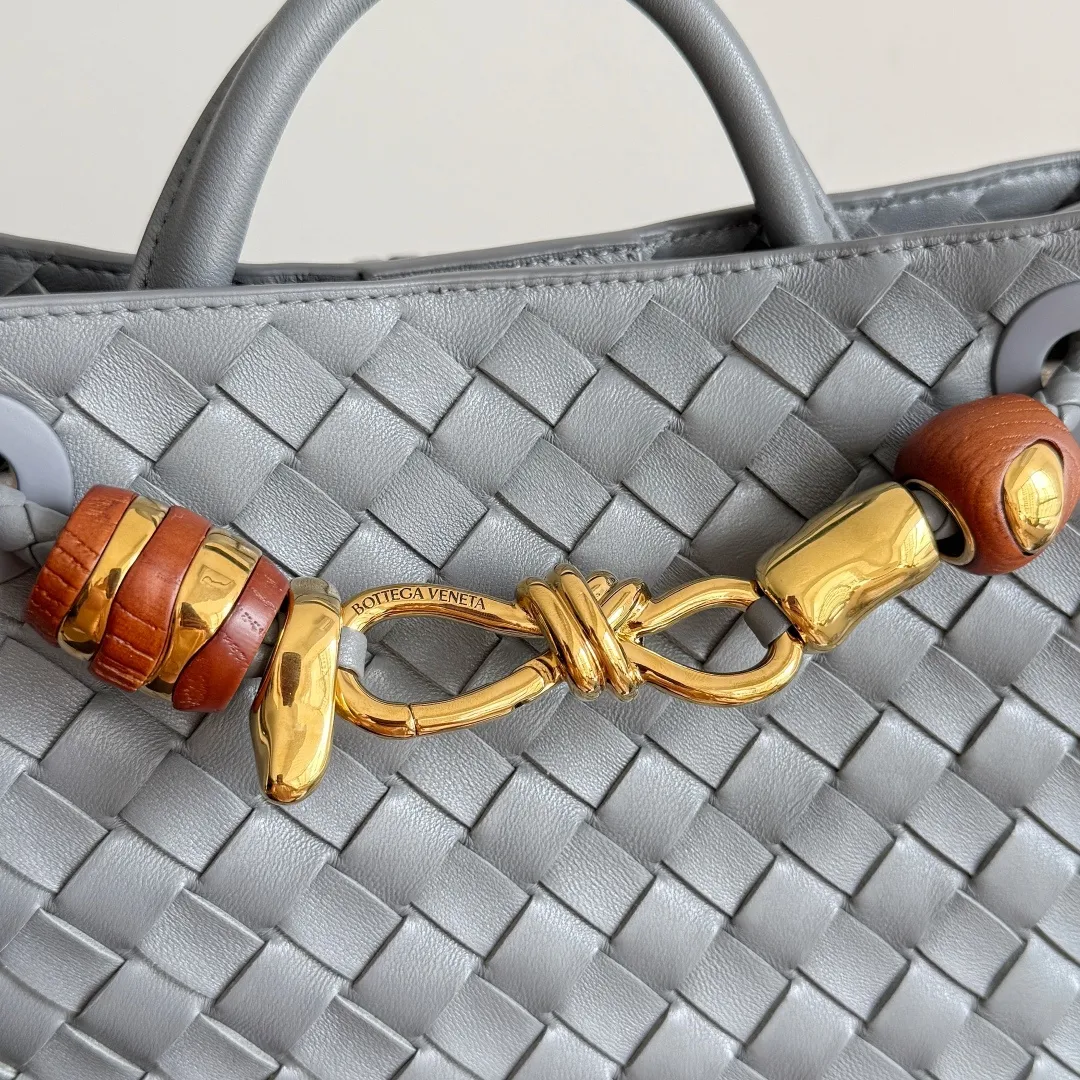 The new Andiamo batch of 3060 BV is shipped‼ ️The classic intercciato weaving process is used to create a soft bag, the metal knot is made of micro-cast aluminum using jewelry technology🪢, and the decorative beads are made of metal and hand-polished oak, allowing you to jump repeatedly between elegance and fun💃, making it unpredictable. Classic and versatile, it shows off your temperament, and the bag has a large capacity, making it very convenient for daily commuting! It has a variety of carrying methods, the shoulder straps can be adjusted by yourself, the original lambskin feels soft and delicate, and the unisex style breaks gender boundaries and brings a more practical and long-lasting use experience. The Andiamo, which has both elegant and casual styles, perfectly interprets the "fashionable old money style". Style number: 743568+wood hardware Color: slate gray Size: 25*22*10.5cm